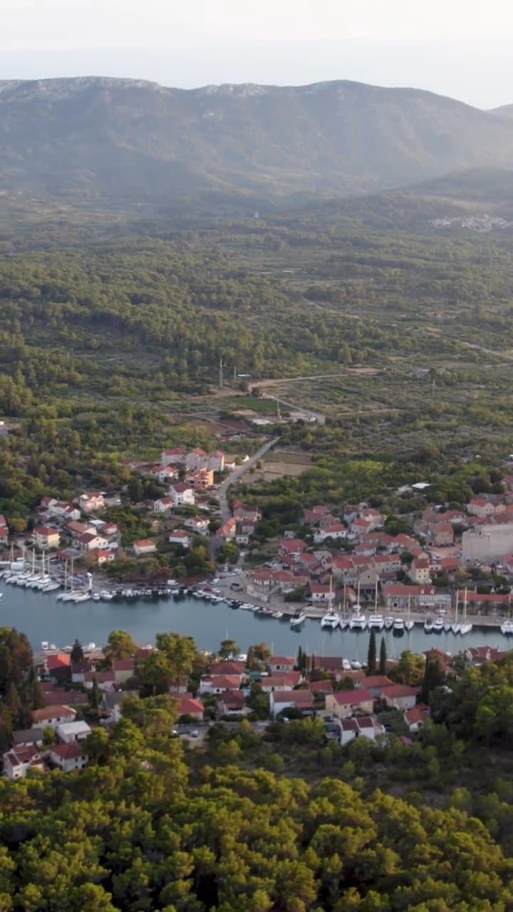Vrboska'da Gece: Yelkenli Tekne Macerası