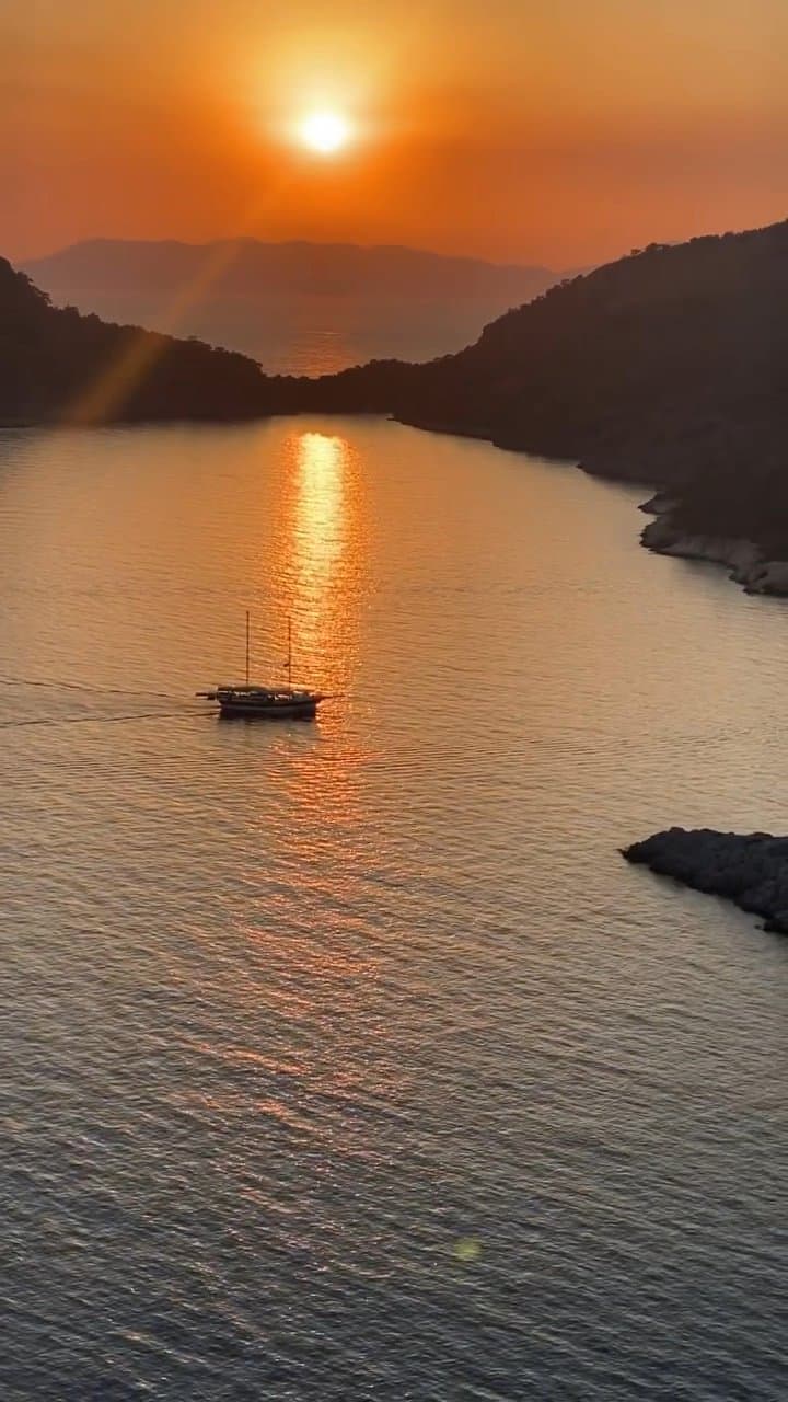 Gemiyle St. Nicholas Adası'nda Gün Batımı