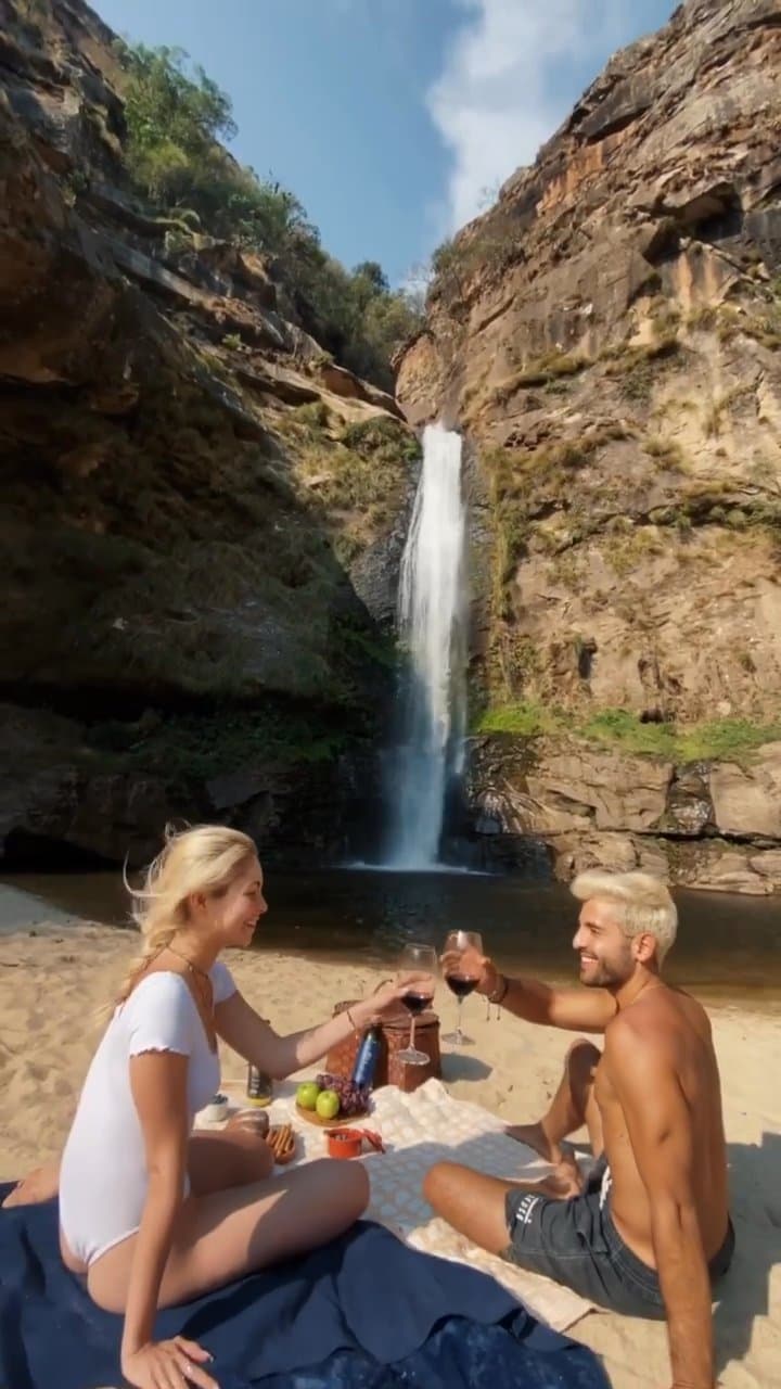 Picknick mit atemberaubendem Wasserfallblick in Bolivien