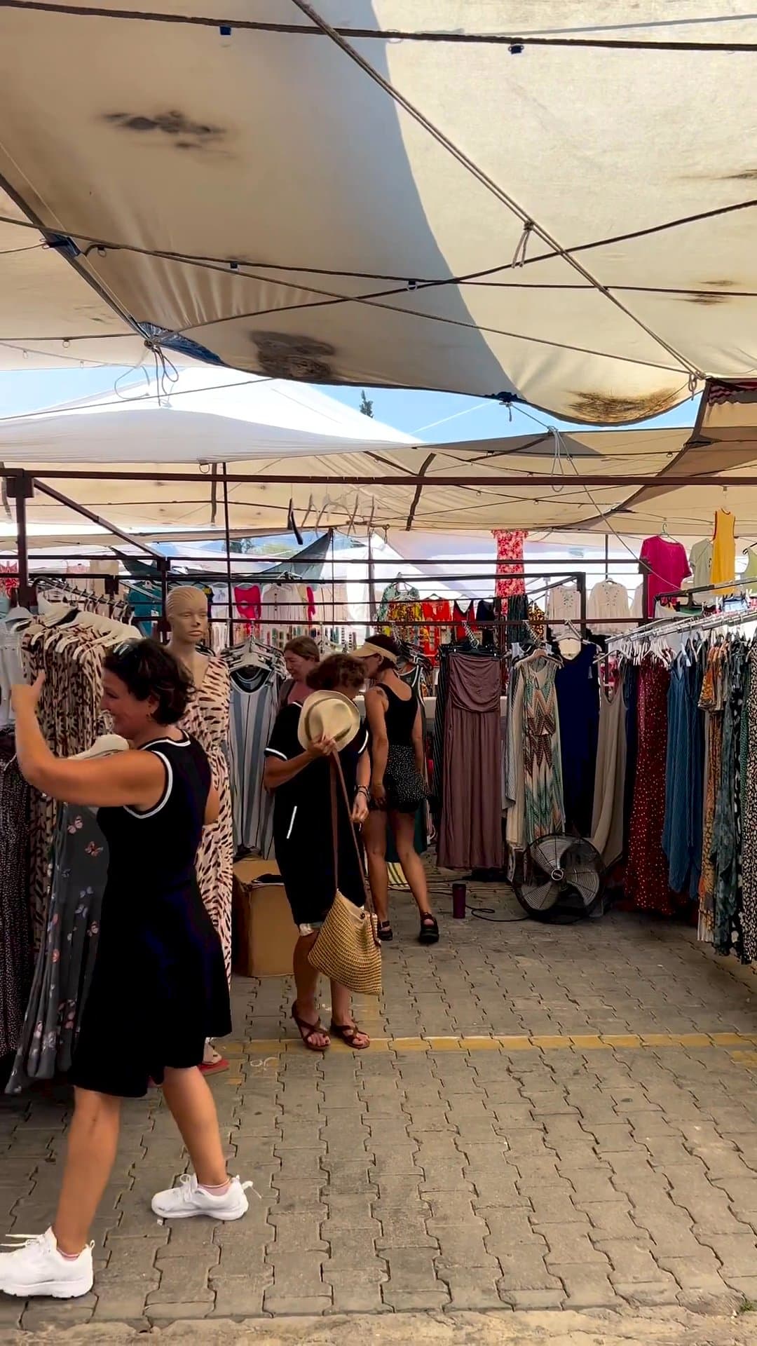 Yalıkavak Giyim Pazarı: Alışveriş Cenneti