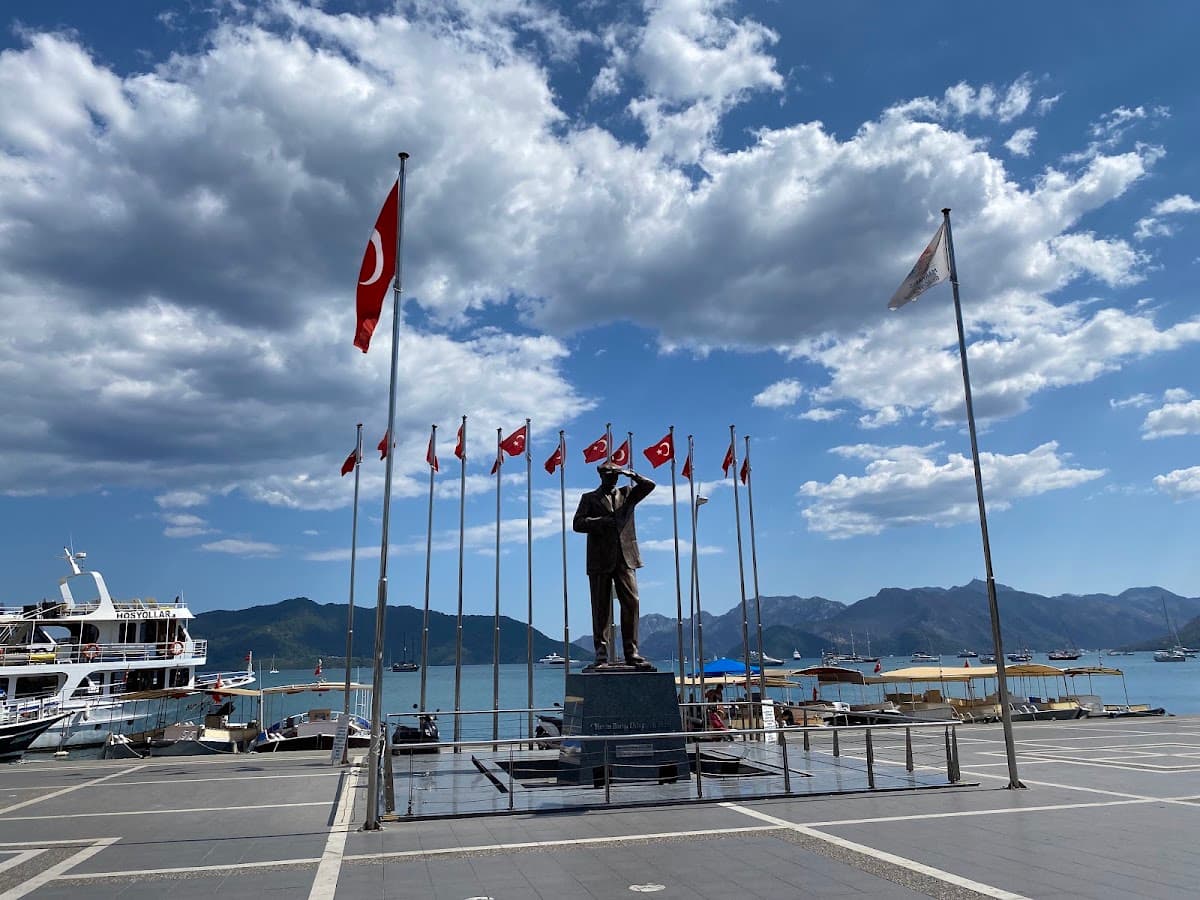 Atatürk Heykeli