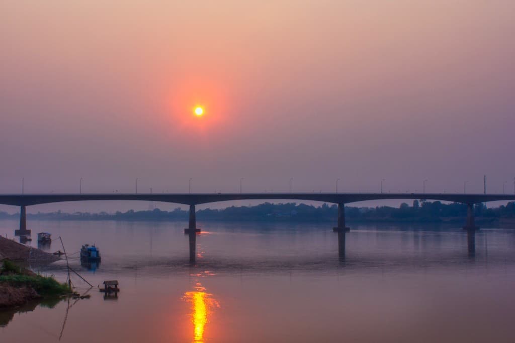 Thai-Lao-Freundschaftsbrücke bei Sonnenuntergang