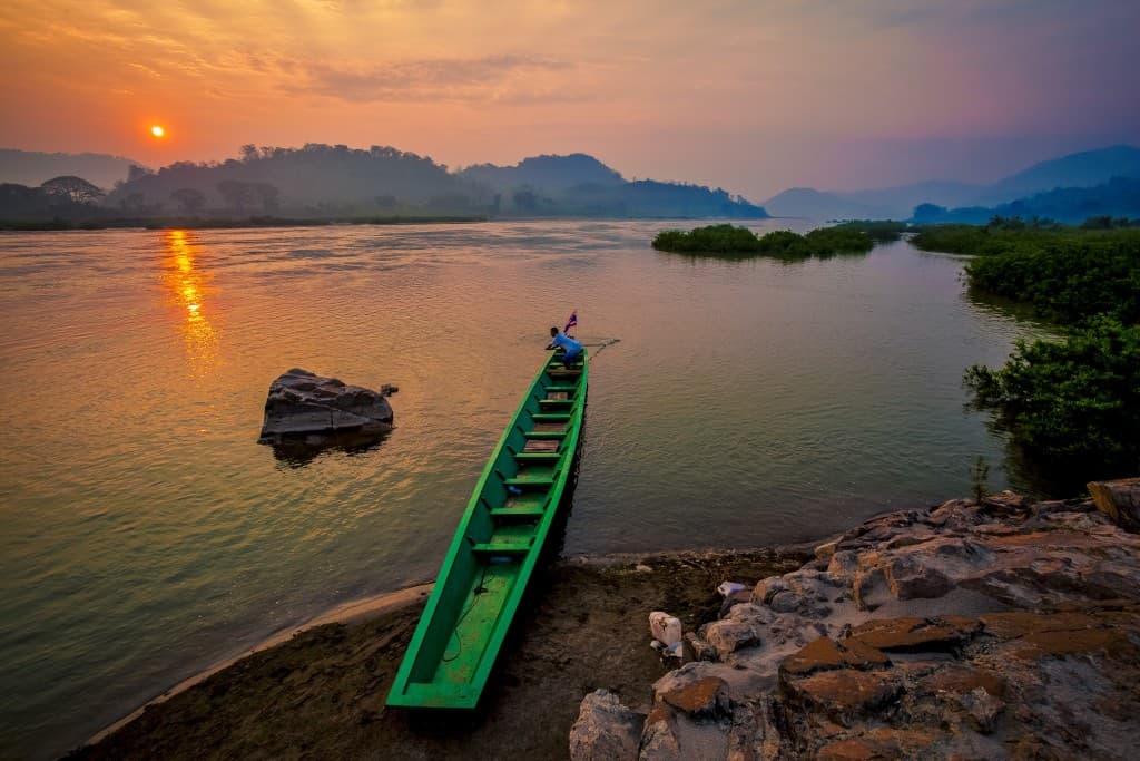 Longtail-Boot auf dem Mekong bei Sangkhom