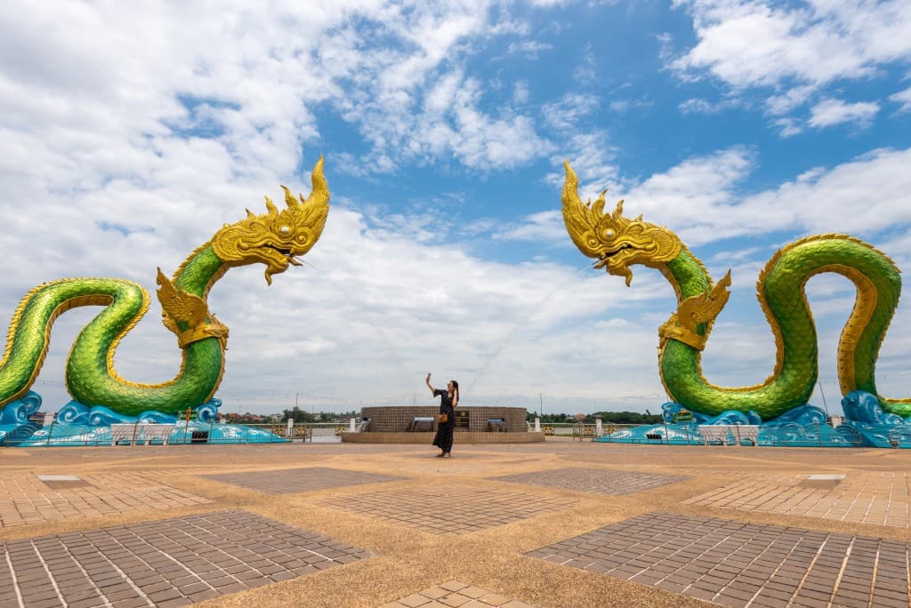 Naga-Plaza in der Dämmerung