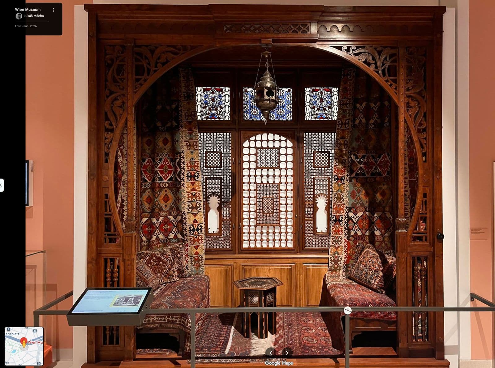Osmanischer Wohnbereich mit Holz-Elementen und Fensterlicht im Wien Museum.